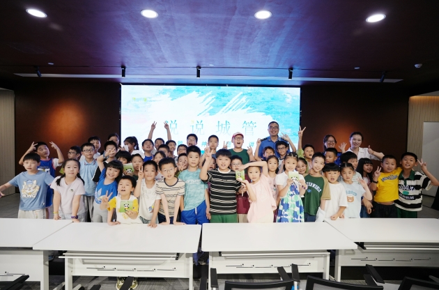 跟劳模进课堂 | 中器碳walk走进北站街道党群中心，上演“绿金实验秀”！